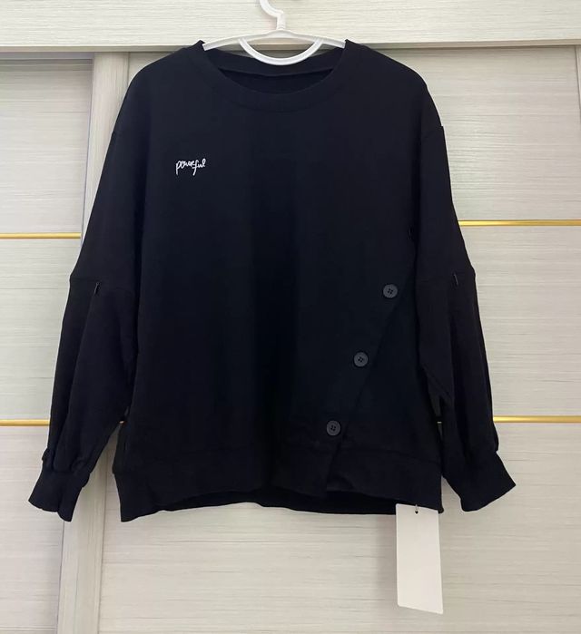 Maglia nera con scritte e bottoni