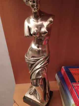 Figura venus de nilo plateada