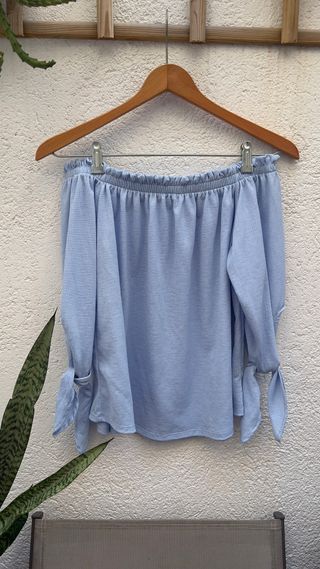 Camiseta azul hombros descubiertos