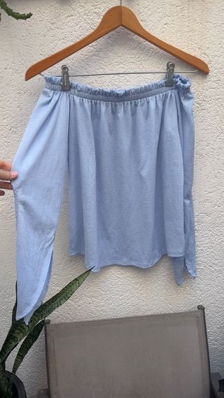 Camiseta azul hombros descubiertos