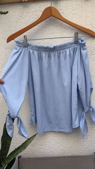 Camiseta azul hombros descubiertos
