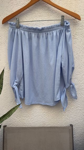 Camiseta azul hombros descubiertos