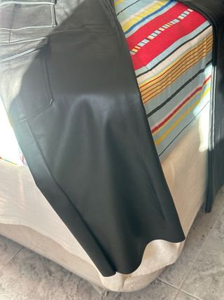 Pantalón cargo efecto piel negro