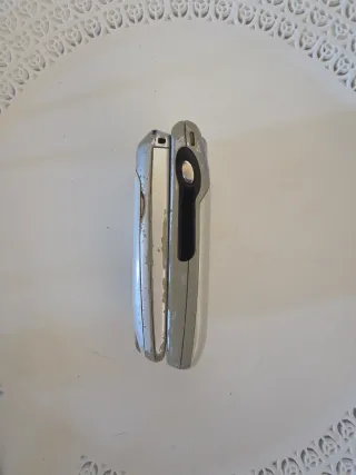 Cellulare vintage a sportello Argento e Bianco