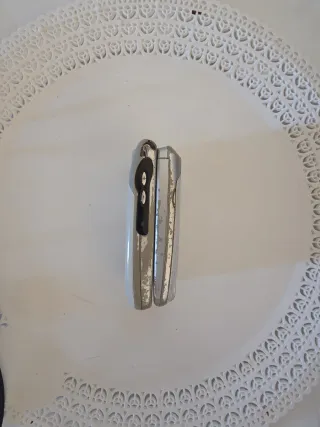 Cellulare vintage a sportello Argento e Bianco