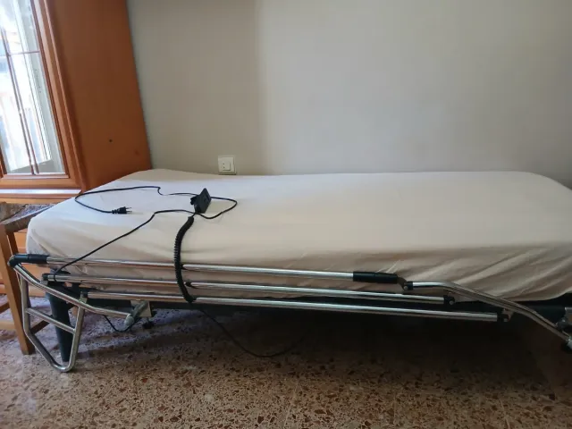 Cama articulada hospitalaria