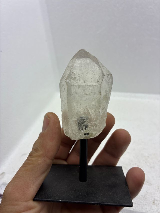 Cristallo di quarzo con base