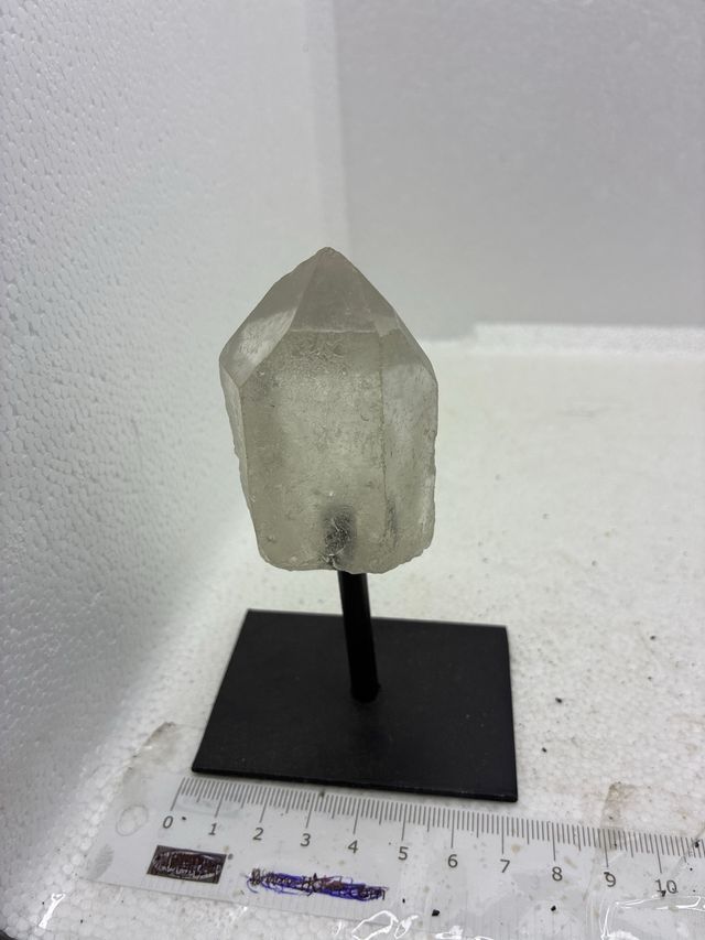 Cristallo di quarzo con base