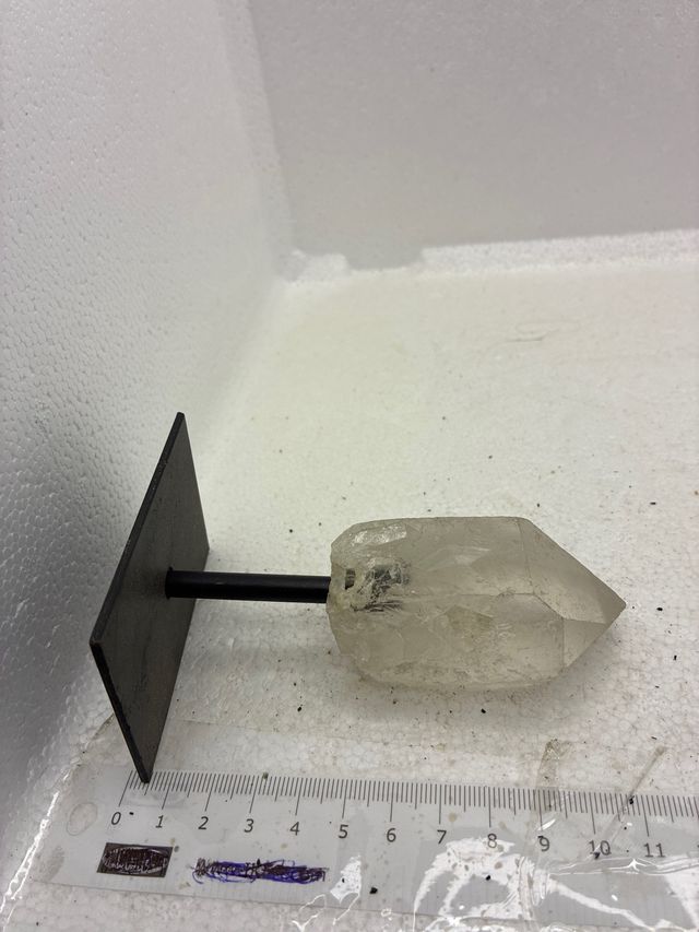 Cristallo di quarzo con base