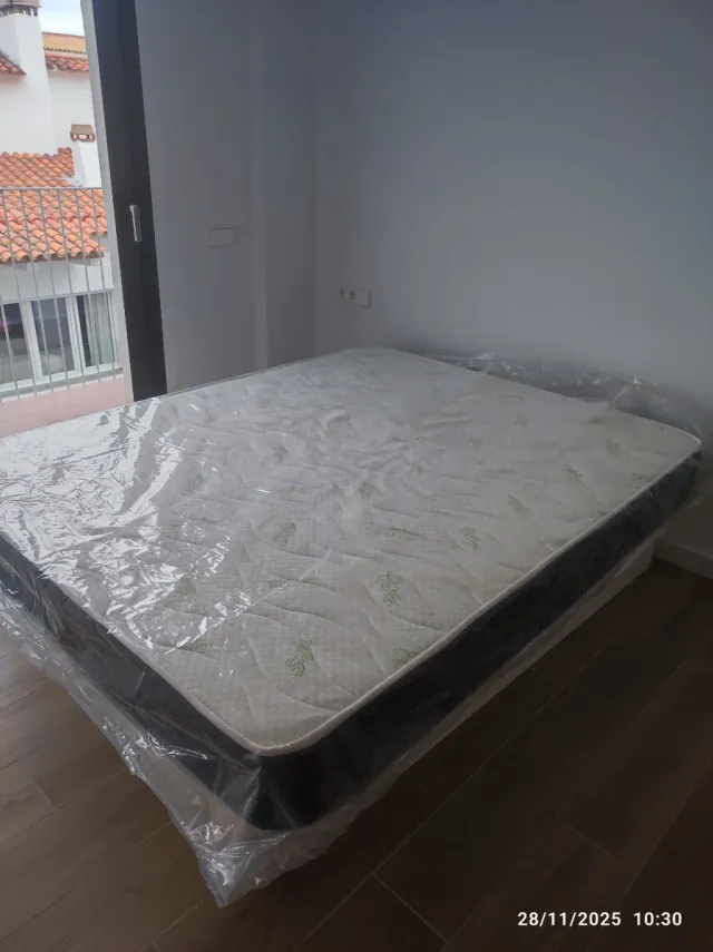 Nuovo materasso. Adatto per il divano letto.