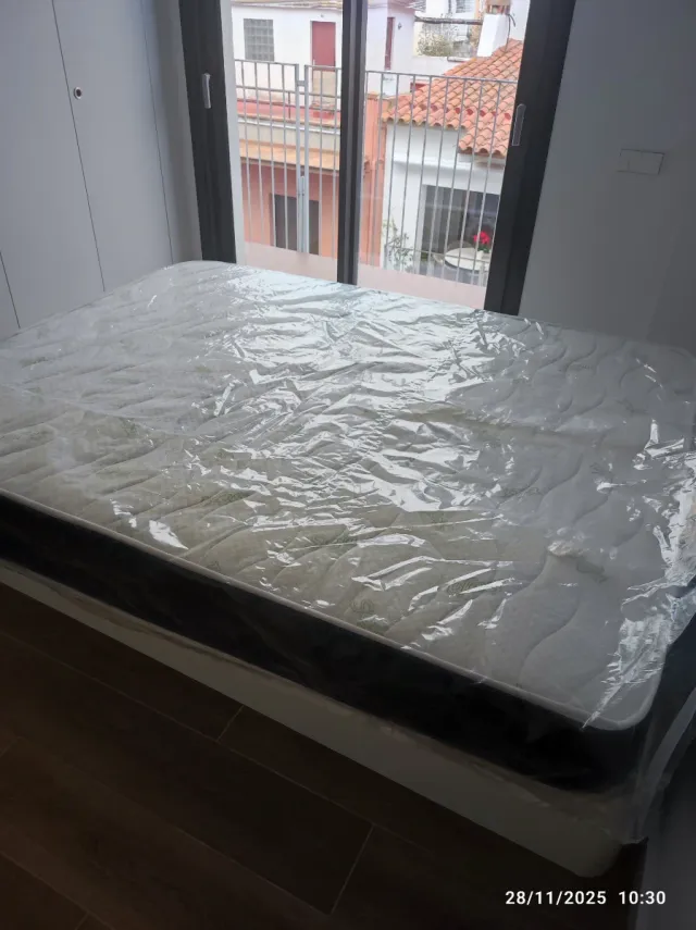 Nuovo materasso. Adatto per il divano letto.