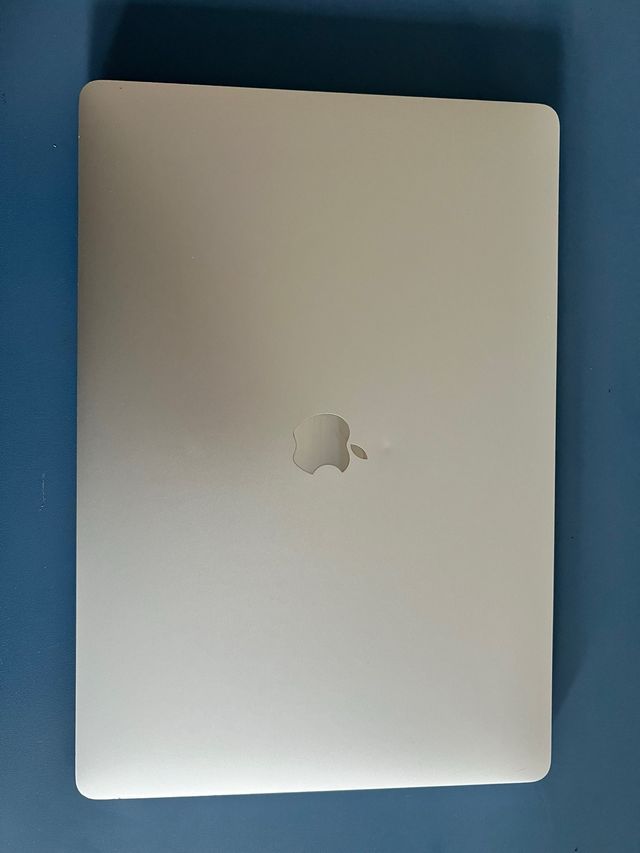 MacBook Pro 16” (2019) i9 / 16GB Plata