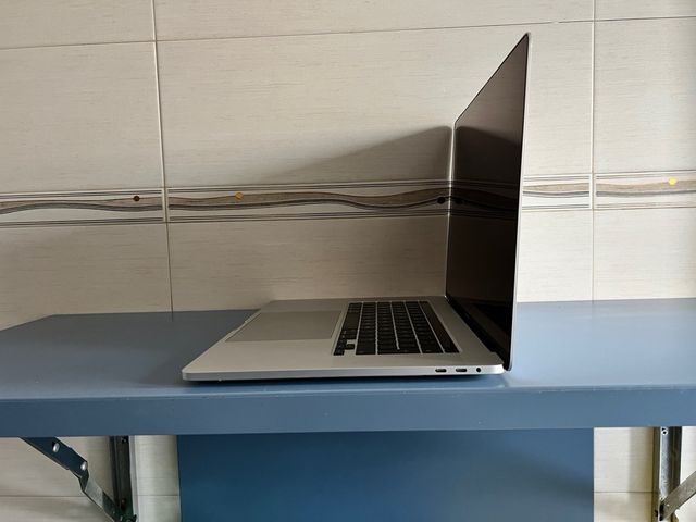 MacBook Pro 16” (2019) i9 / 16GB Plata