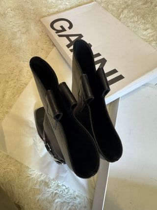 Stivali biker GANNI in pelle nera