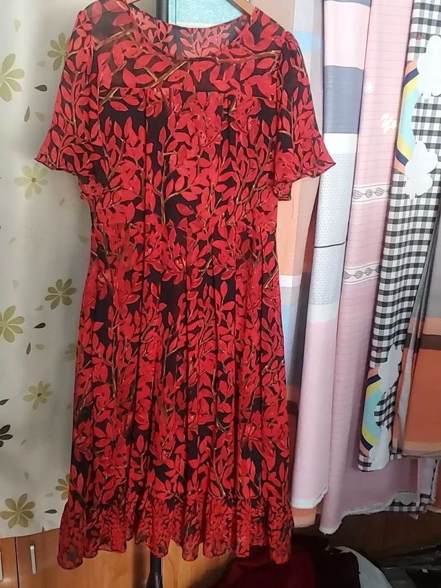 Abito lungo rosso con stampa floreale