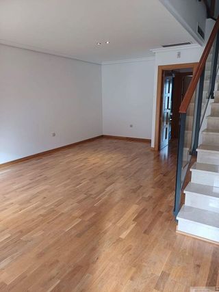 Casa adosada en alquiler en Hermanos Falcó - Sepulcro Bolera en Albacete