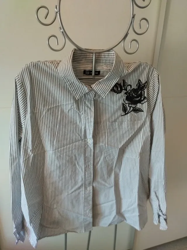 Camisa de rayas con bordado floral