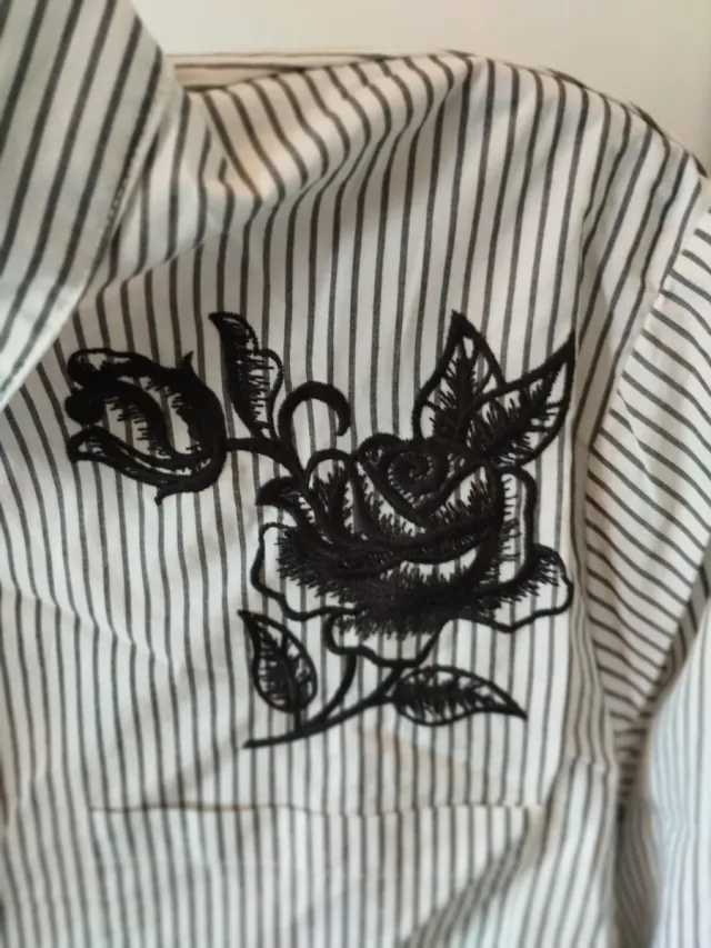 Camisa de rayas con bordado floral