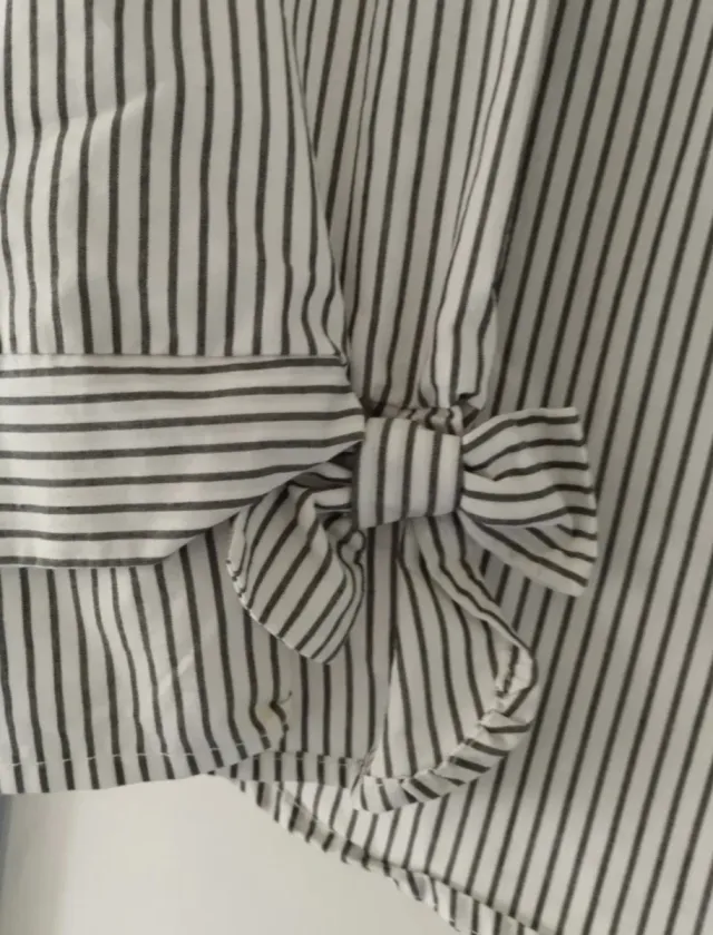 Camisa de rayas con bordado floral