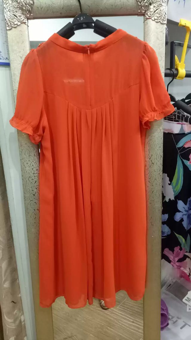 Abito arancione con fiori