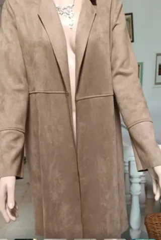 Elegante abrigo tres cuartos beige