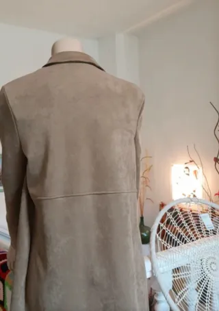 Elegante abrigo tres cuartos beige