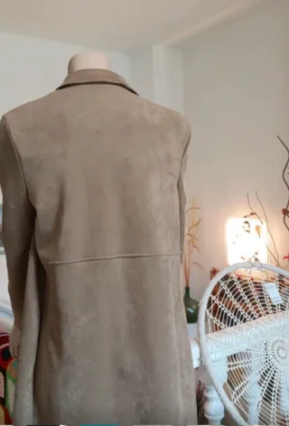 Elegante abrigo tres cuartos beige