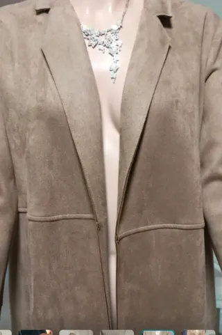 Elegante abrigo tres cuartos beige