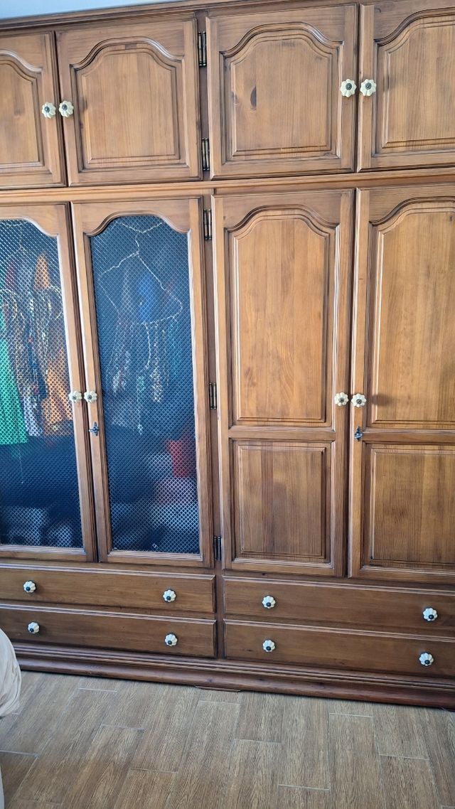 Armario 6 puertas madera con artillo y cajonera