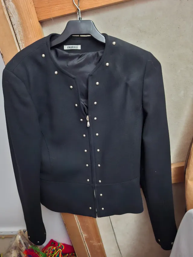 Emanuelle Chaqueta Negra Tachuelas