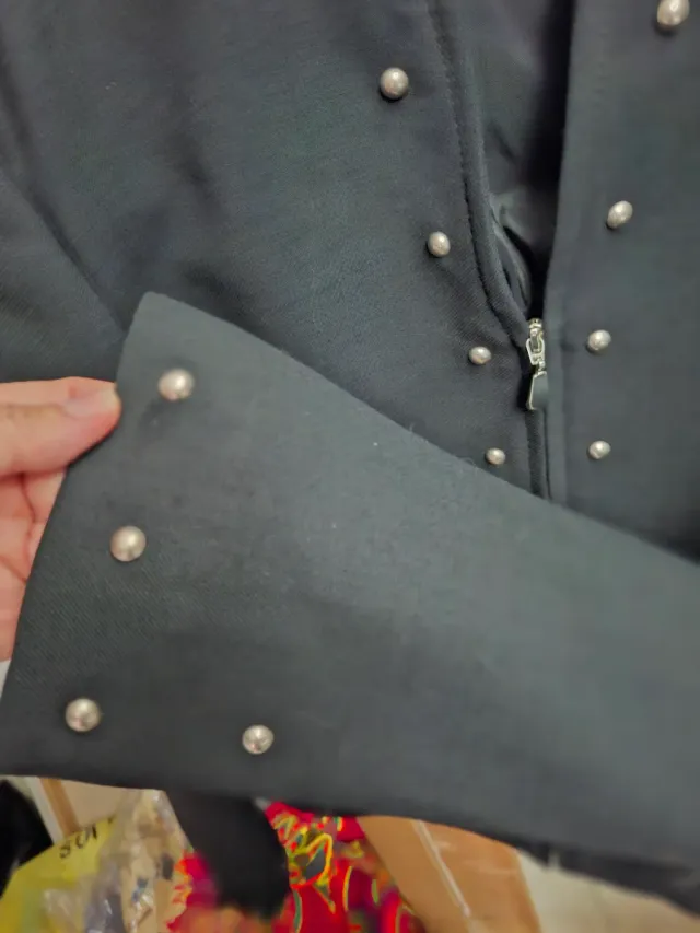 Emanuelle Chaqueta Negra Tachuelas