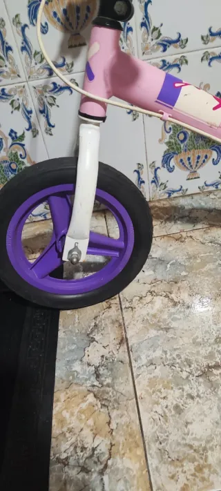 Bicicleta sin pedales rosa