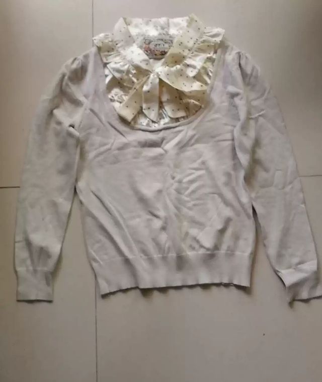 Maglione bianco con fiocco