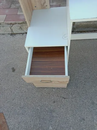 Escritorio de madera y blanco