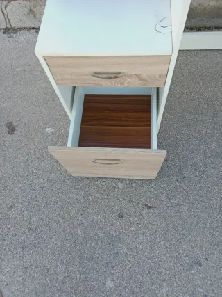Escritorio de madera y blanco