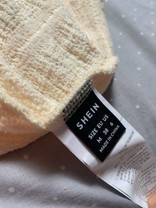 Top amarillo pastel con volantes