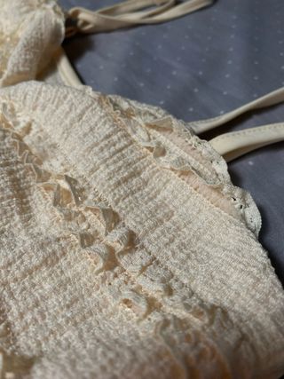 Top amarillo pastel con volantes