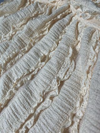 Top amarillo pastel con volantes