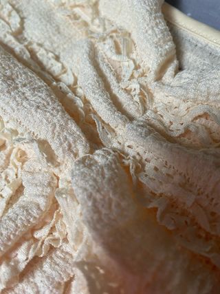 Top amarillo pastel con volantes