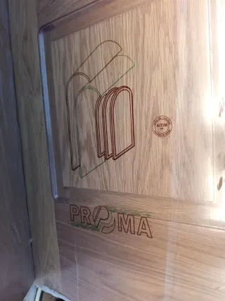 Puertas y tapetas de madera