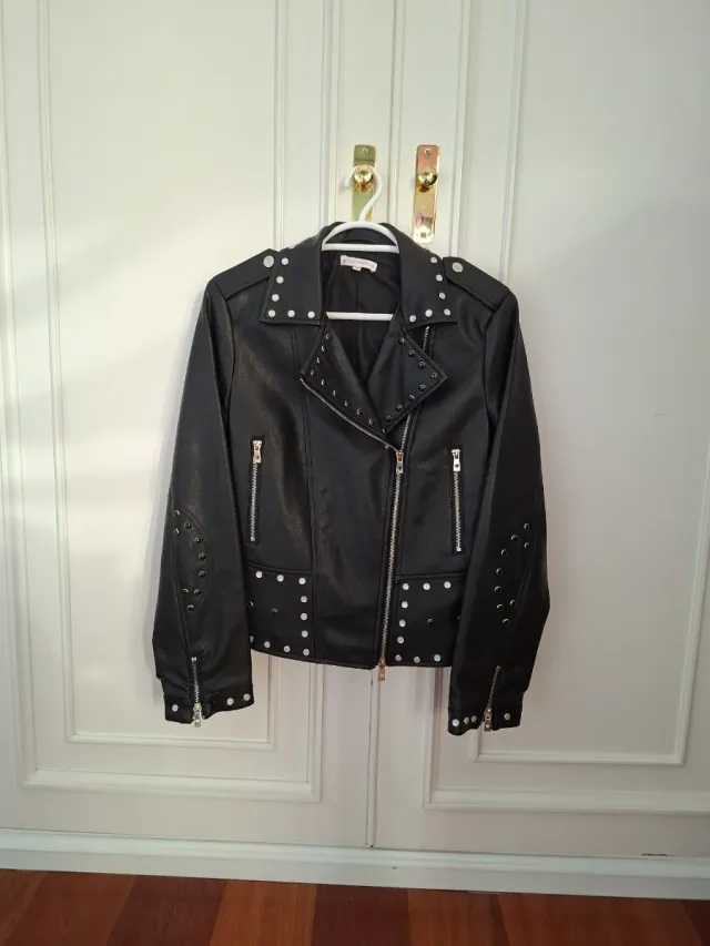 Cazadora piel tachuelas mujer