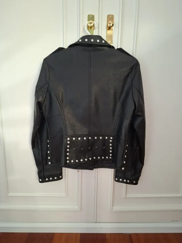 Cazadora piel tachuelas mujer