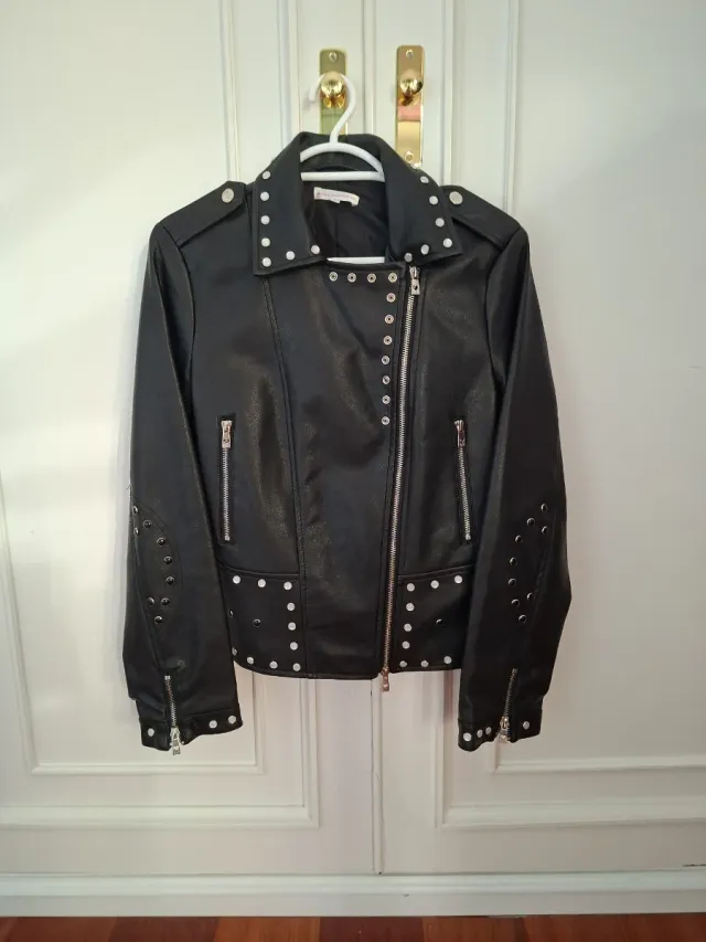 Cazadora piel tachuelas mujer