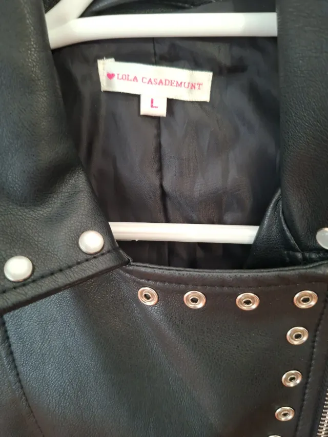 Cazadora piel tachuelas mujer