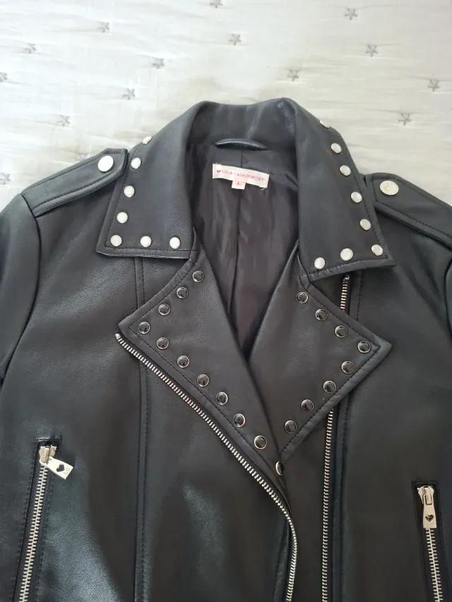 Cazadora piel tachuelas mujer