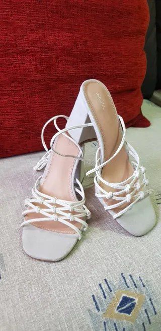 Sandalias Mia Beige y Blancas