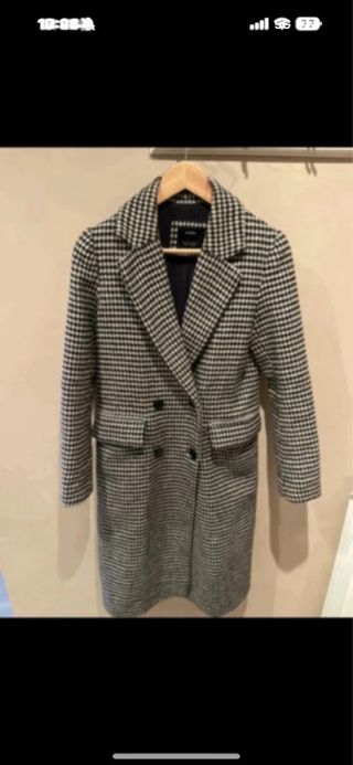 Abrigo mujer Bershka cuadros blanco y negro