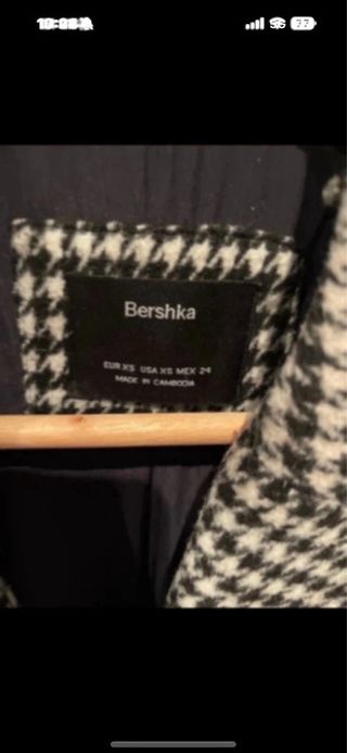 Abrigo mujer Bershka cuadros blanco y negro