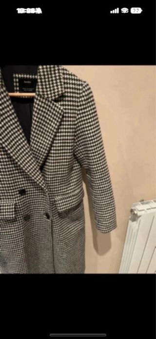Abrigo mujer Bershka cuadros blanco y negro