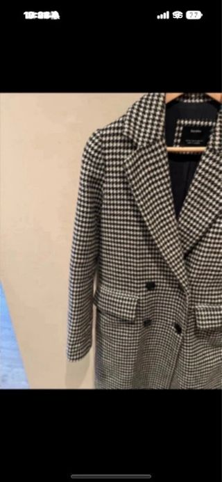 Abrigo mujer Bershka cuadros blanco y negro